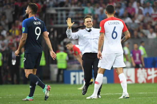 随着足球转 随着足球转